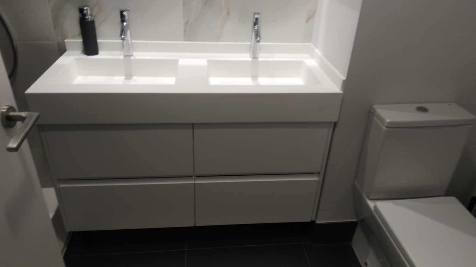 Trabajos carpintero: Construcción e instalación mueble de baño