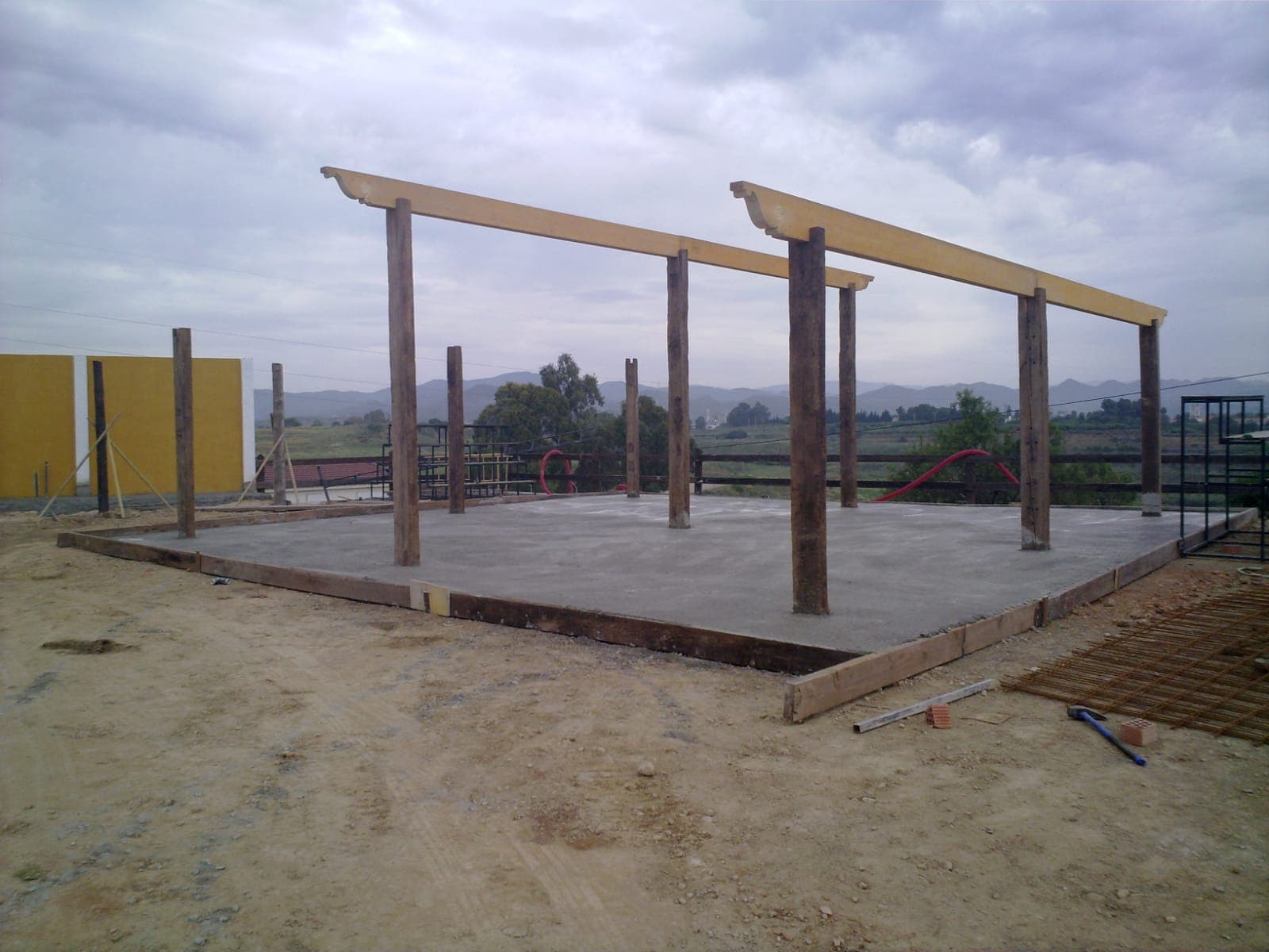 instalación de una pérgola de madera en Campanillas