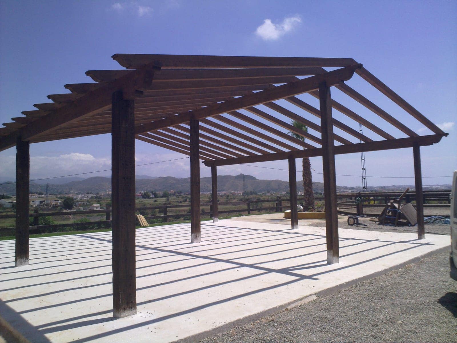 instalación de una pérgola de madera en Campanillas