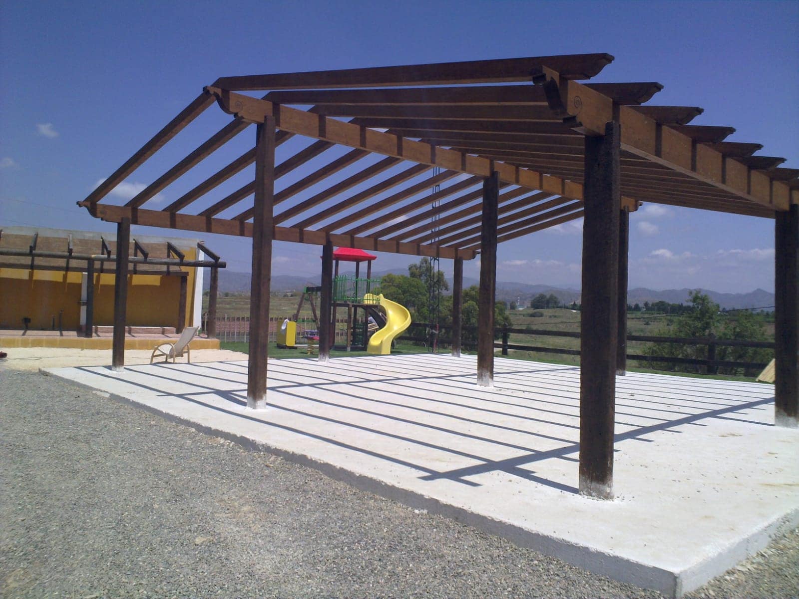 instalación de una pérgola de madera en Campanillas