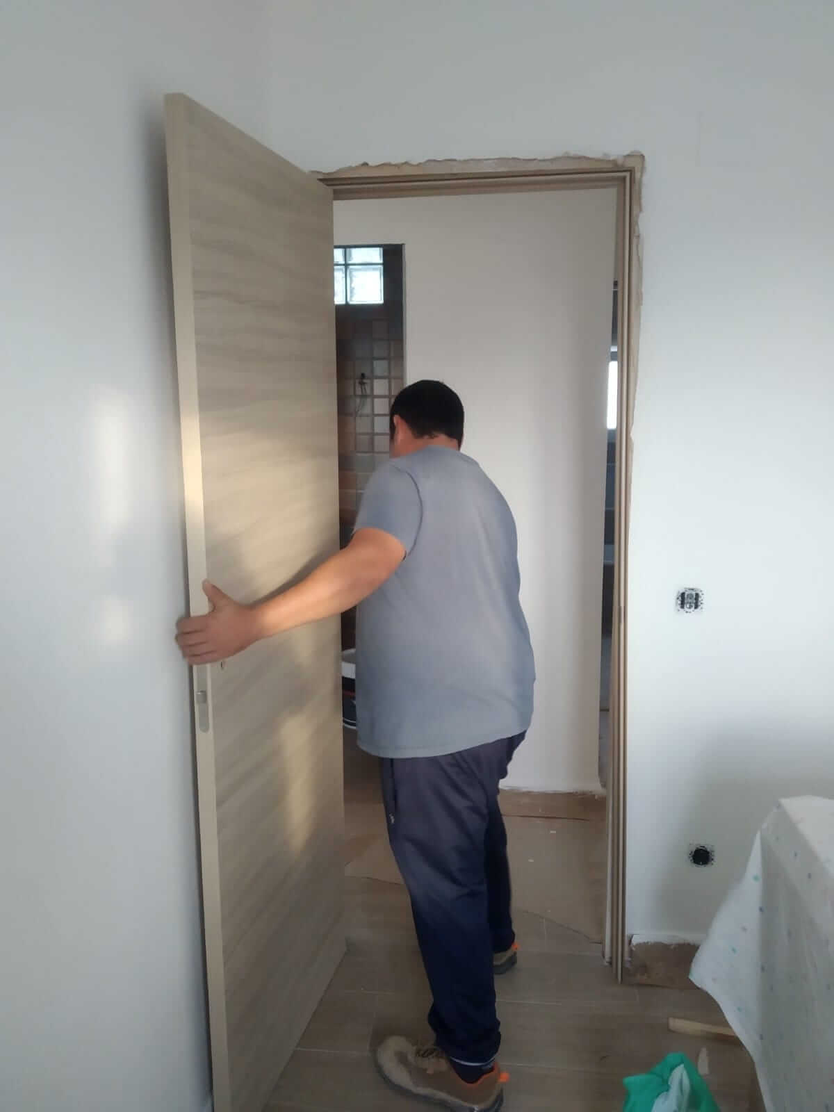 Trabajos carpintero: Instalacion puerta de paso en Málaga