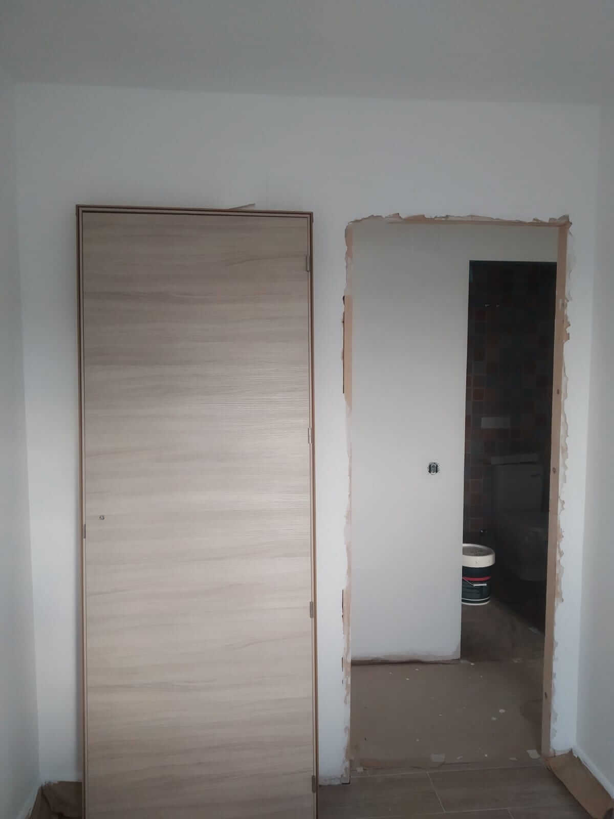 Trabajos carpintero: Instalacion puerta de paso en Málaga