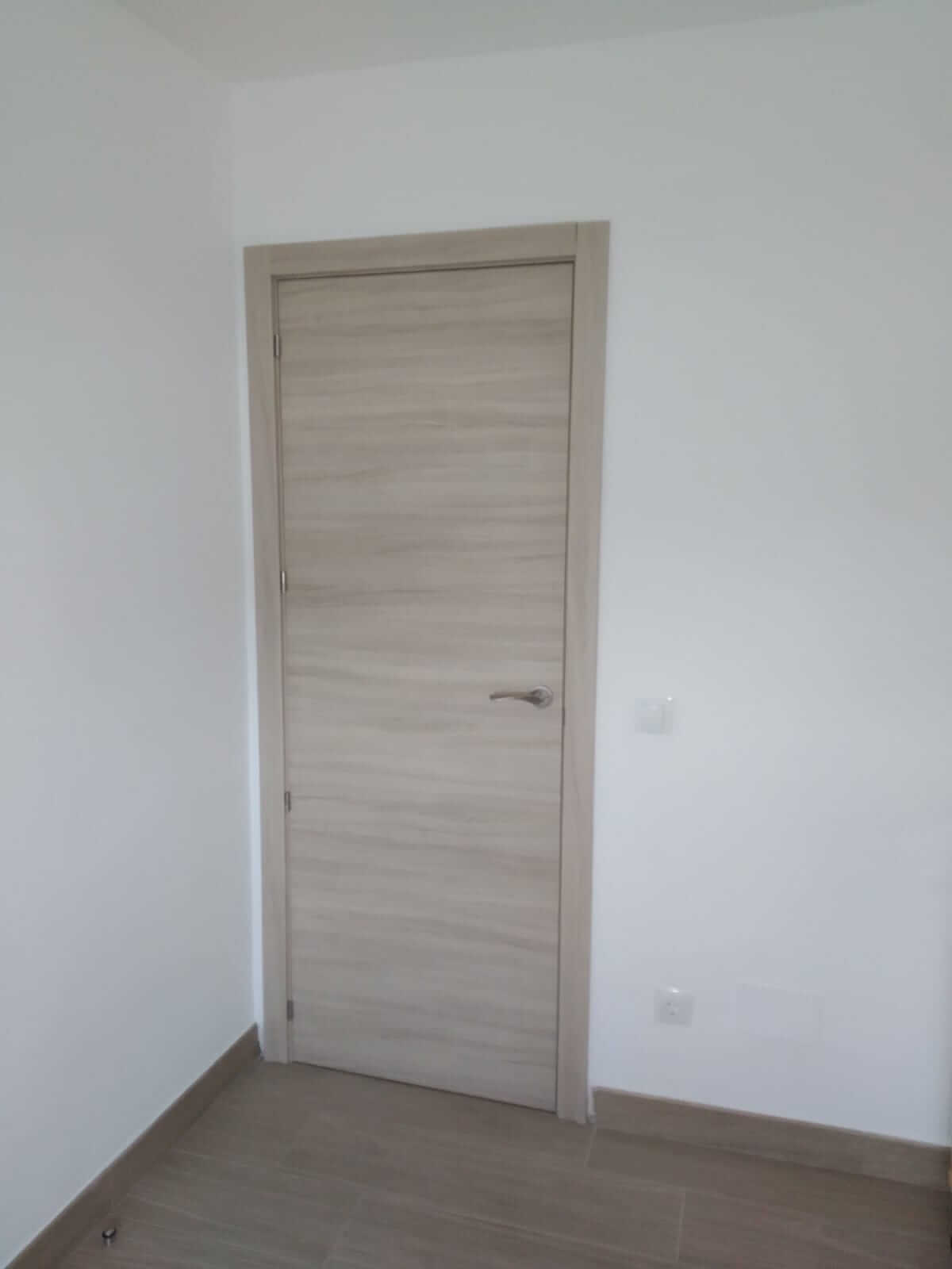 Trabajos carpintero: Instalacion puerta de paso en Málaga