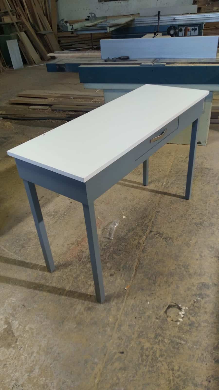 Trabajos carpintero: Construccion de una mesa a medida con cajón para cocina.