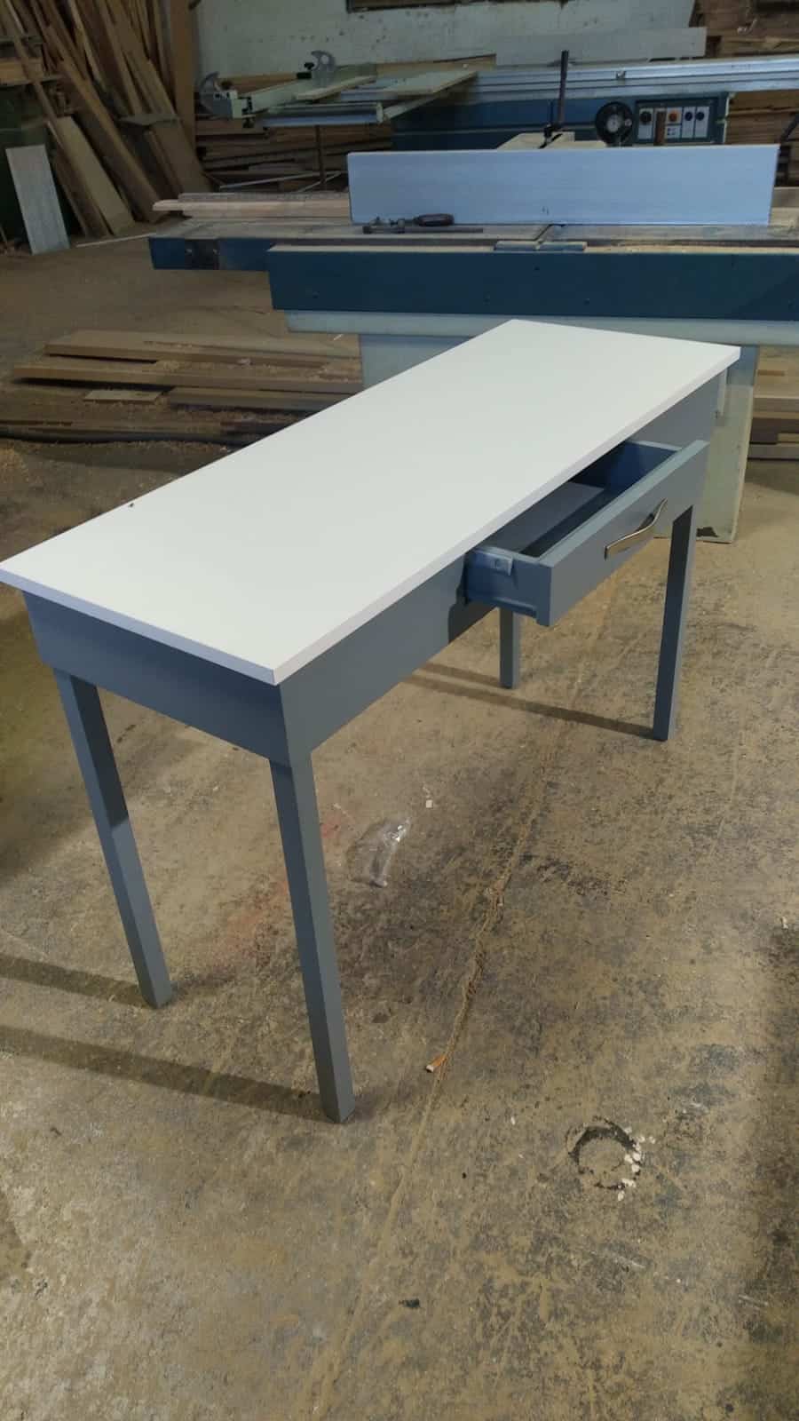 Trabajos carpintero: Construccion de una mesa a medida con cajón para cocina.