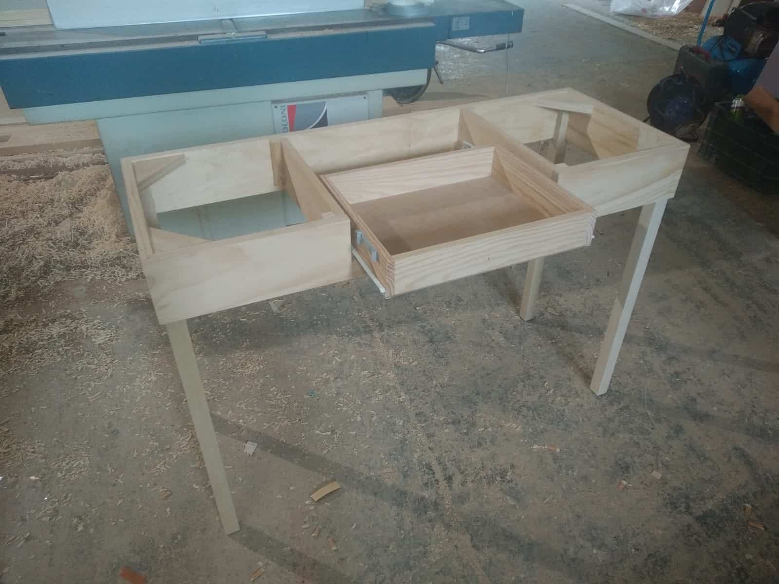 Trabajos carpintero: Construccion de una mesa a medida con cajón para cocina.