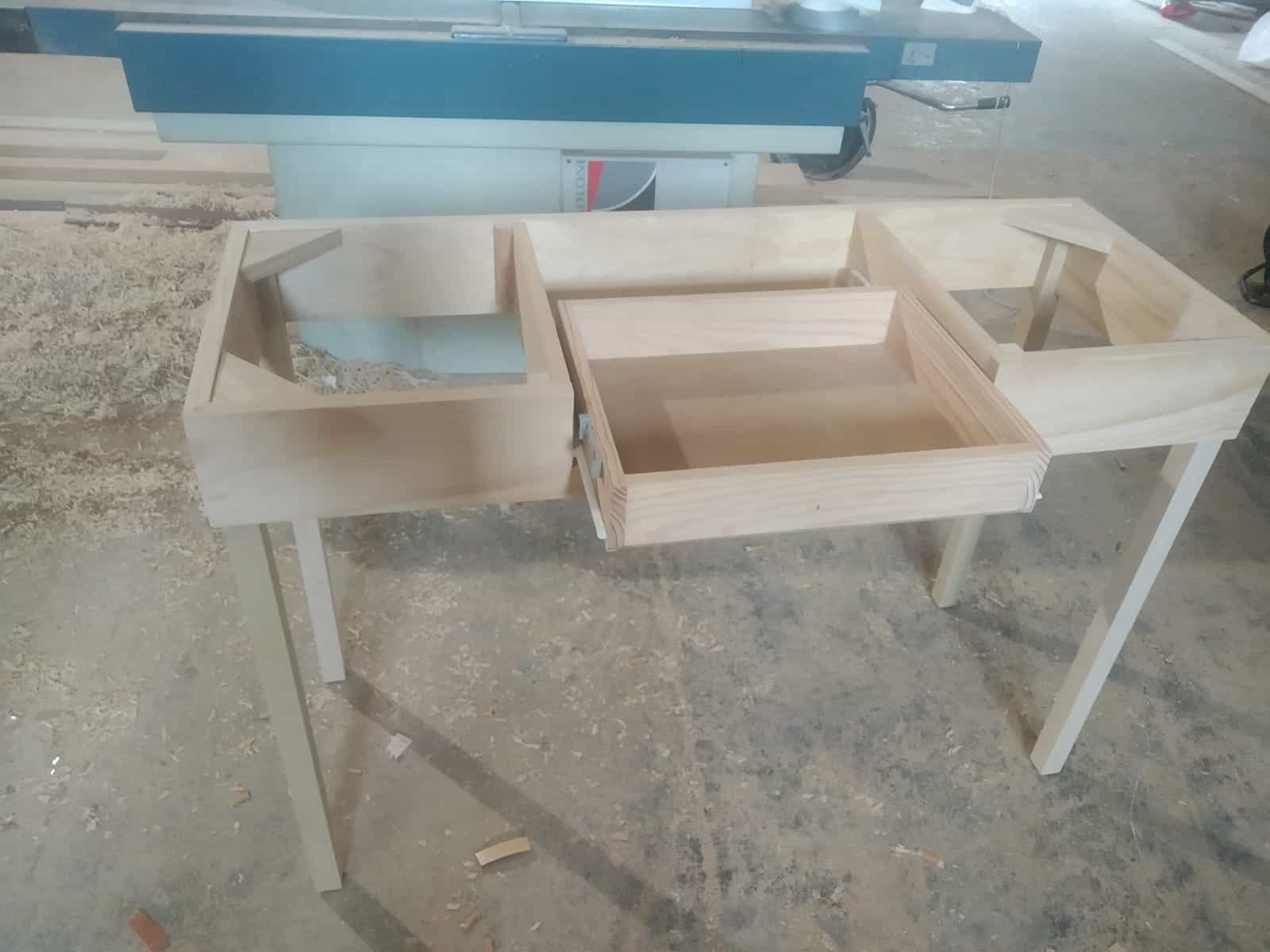 Trabajos carpintero: Construccion de una mesa a medida con cajón para cocina.