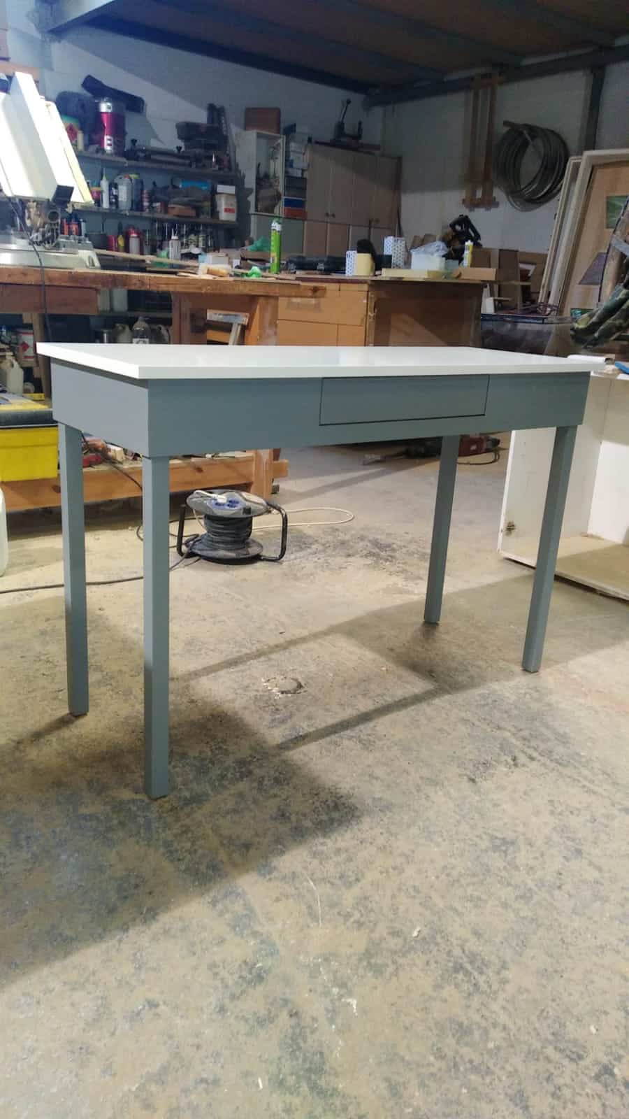 Trabajos carpintero: Construccion de una mesa a medida con cajón para cocina.