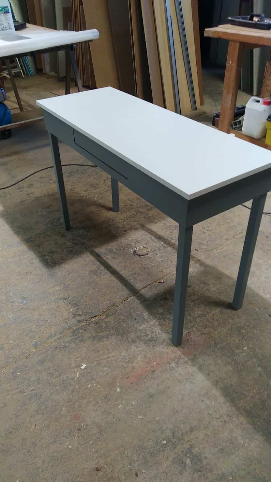 Trabajos carpintero: Construccion de una mesa a medida con cajón para cocina.