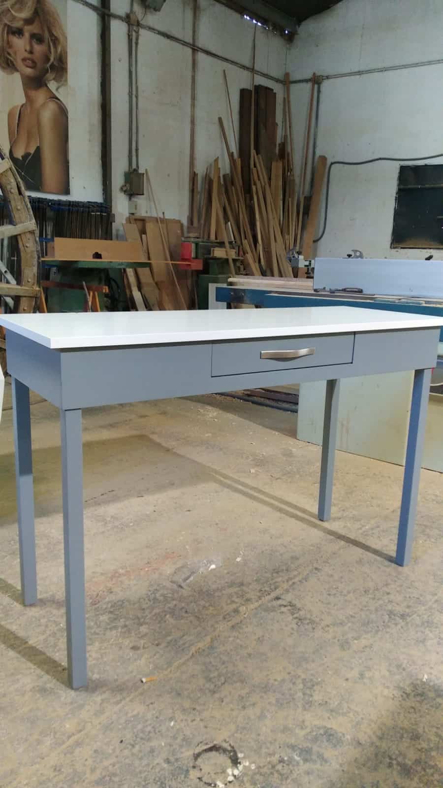 Trabajos carpintero: Construccion de una mesa a medida con cajón para cocina.