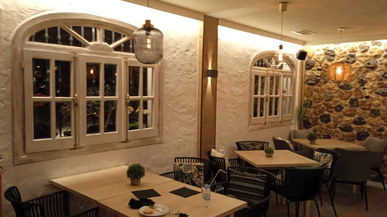 Trabajos carpintero: Restauración de ventanas en restaurante