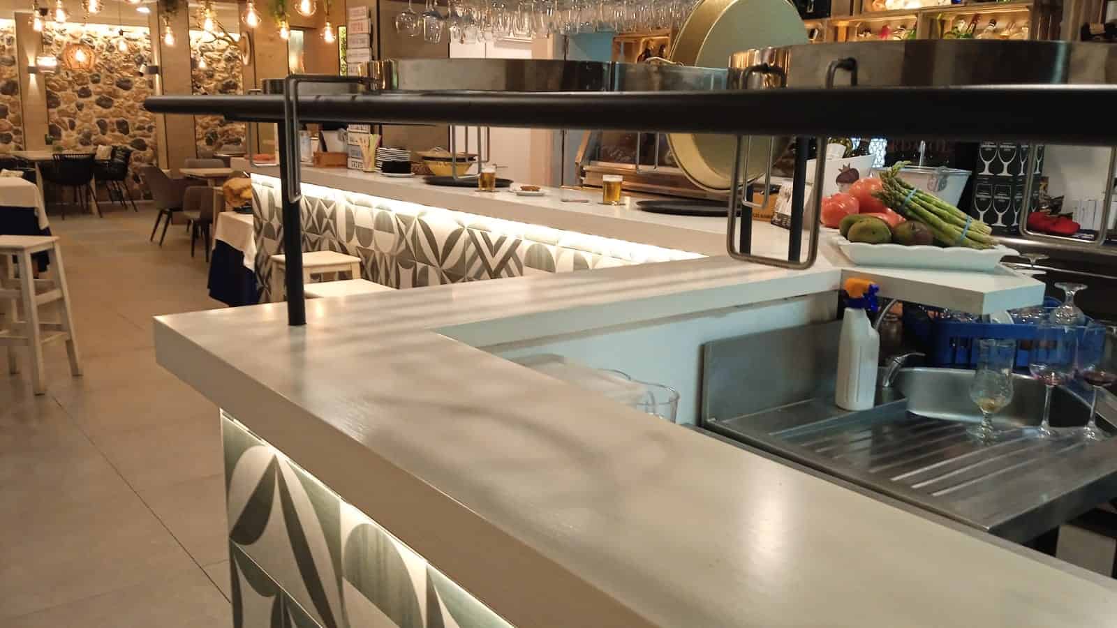 Trabajos carpintero: Restauración de ventanas en restaurante