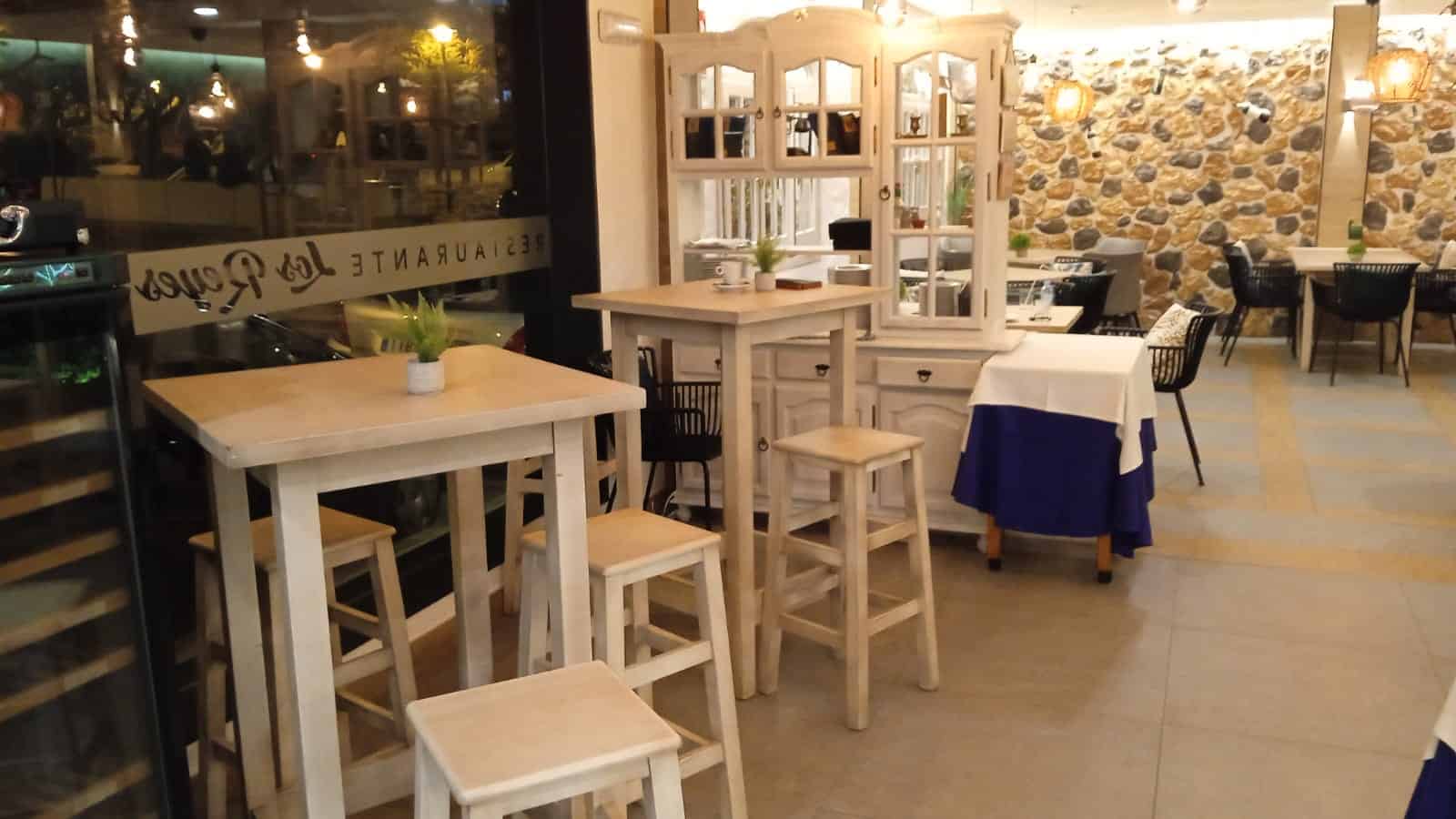 Trabajos carpintero: Restauración de ventanas en restaurante