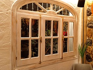Trabajos carpintero: Restauración de ventanas en restaurante