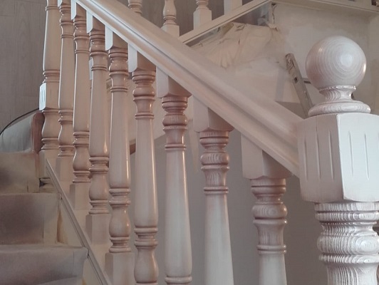 Trabajos carpintero: Instalación de barandilla