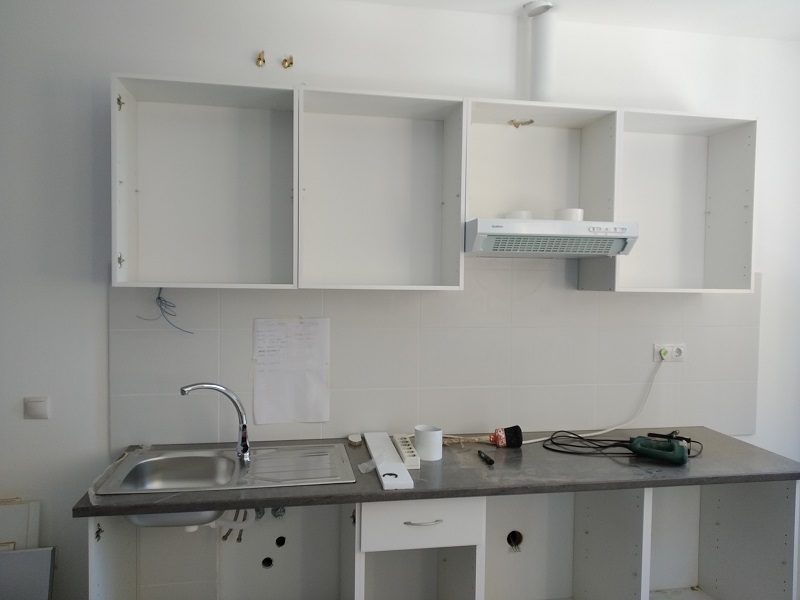 Montaje de cocina económica en vivienda de alquiler