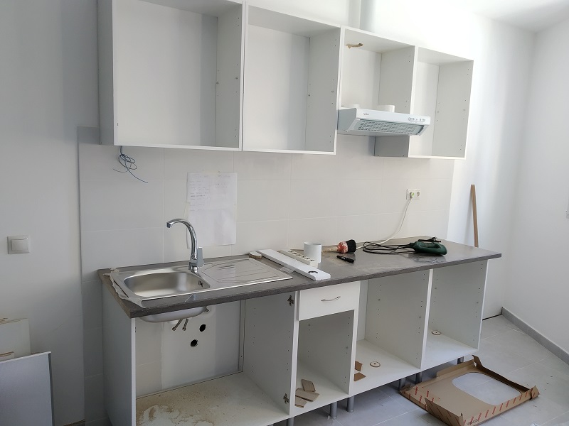 Montaje de cocina económica en vivienda de alquiler