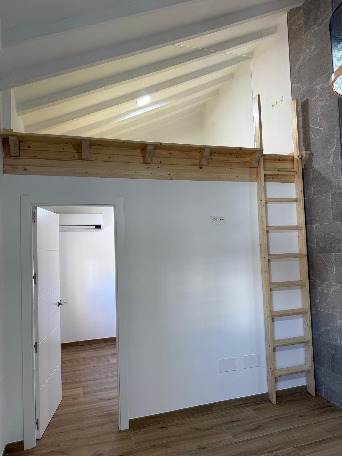 Trabajos carpintero: Reforma integral de vivienda con altillo 