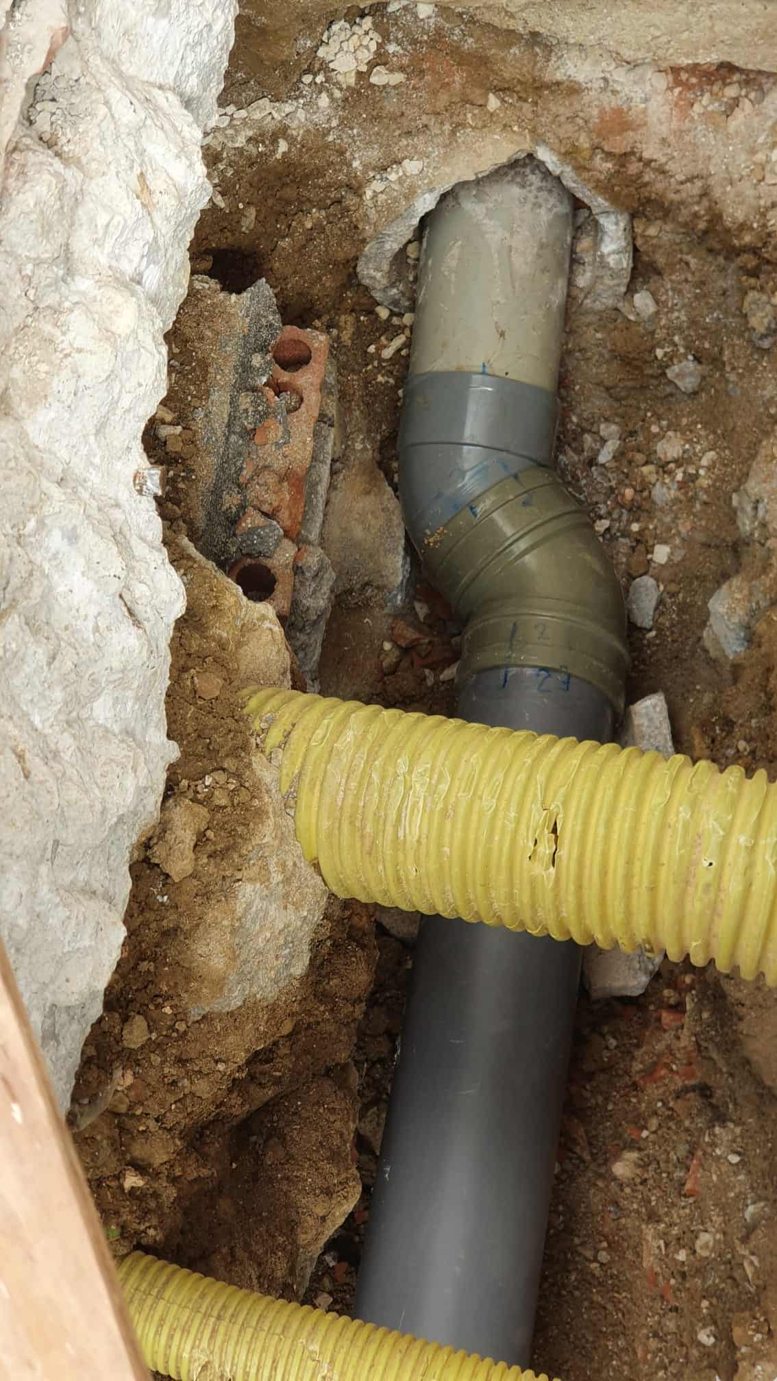 Trabajos de cambio de tuberia de saneamiento